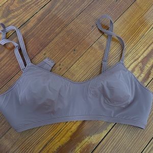 Victoria’s secret bra light pink looks more grey in picture